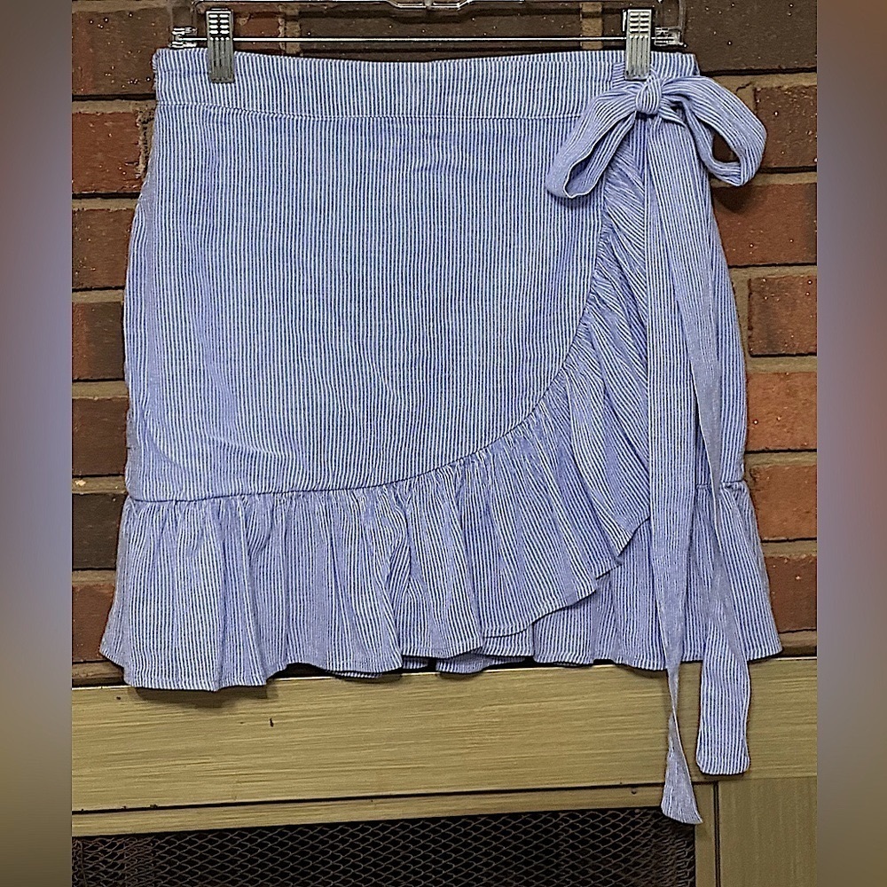 🛍️ cute wrap style mini skirt excellent condition.